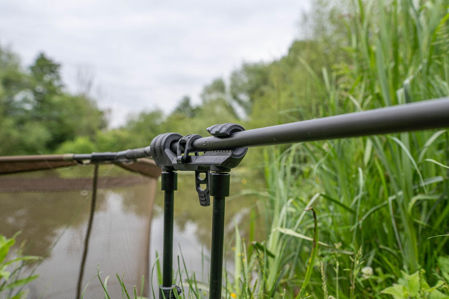 Avid lok down landing net holder