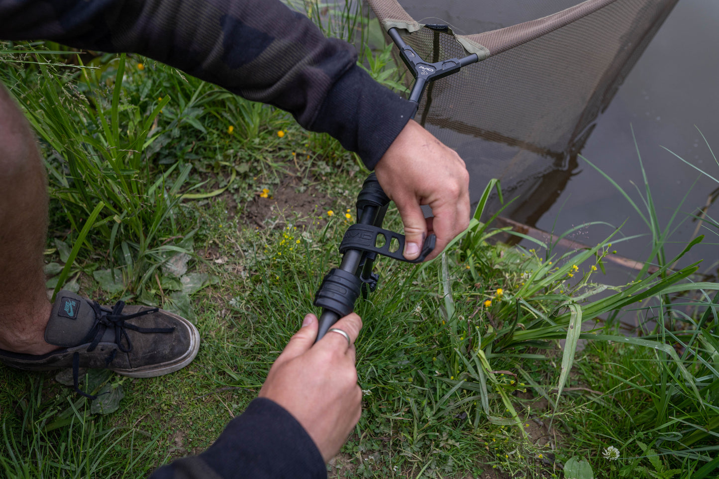 Avid lok down landing net holder