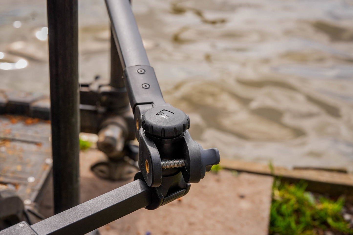 Offbox Pole Support System